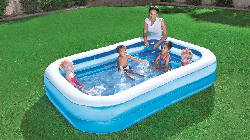 Vier Kinder spielen in einem aufgeblasenen Pool von Bestway. Eine Frau steht daneben