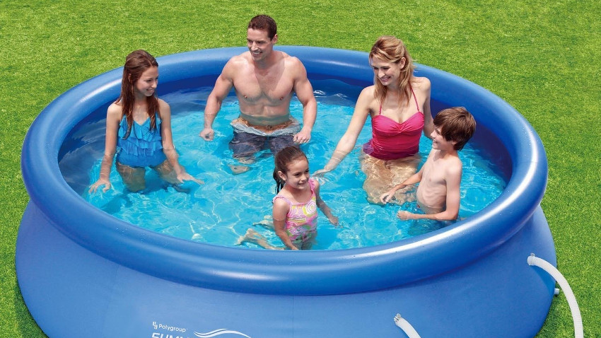 Großer mit wasser gefüllte Pool mit Vater, Mutter und 2 Kinder, welche darin planschen