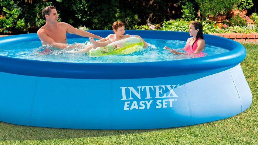 Familie spielt im Garten in einem großen Runden Pool der Marke Intext