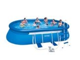 Bild zeigt einen 6 meter großen Pool mit 8 Personen, die darin schwimmen