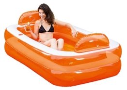 Produktansicht des aufblasbaren Pools in der Farbe Orange mit einer jungen Frau in dem Pool